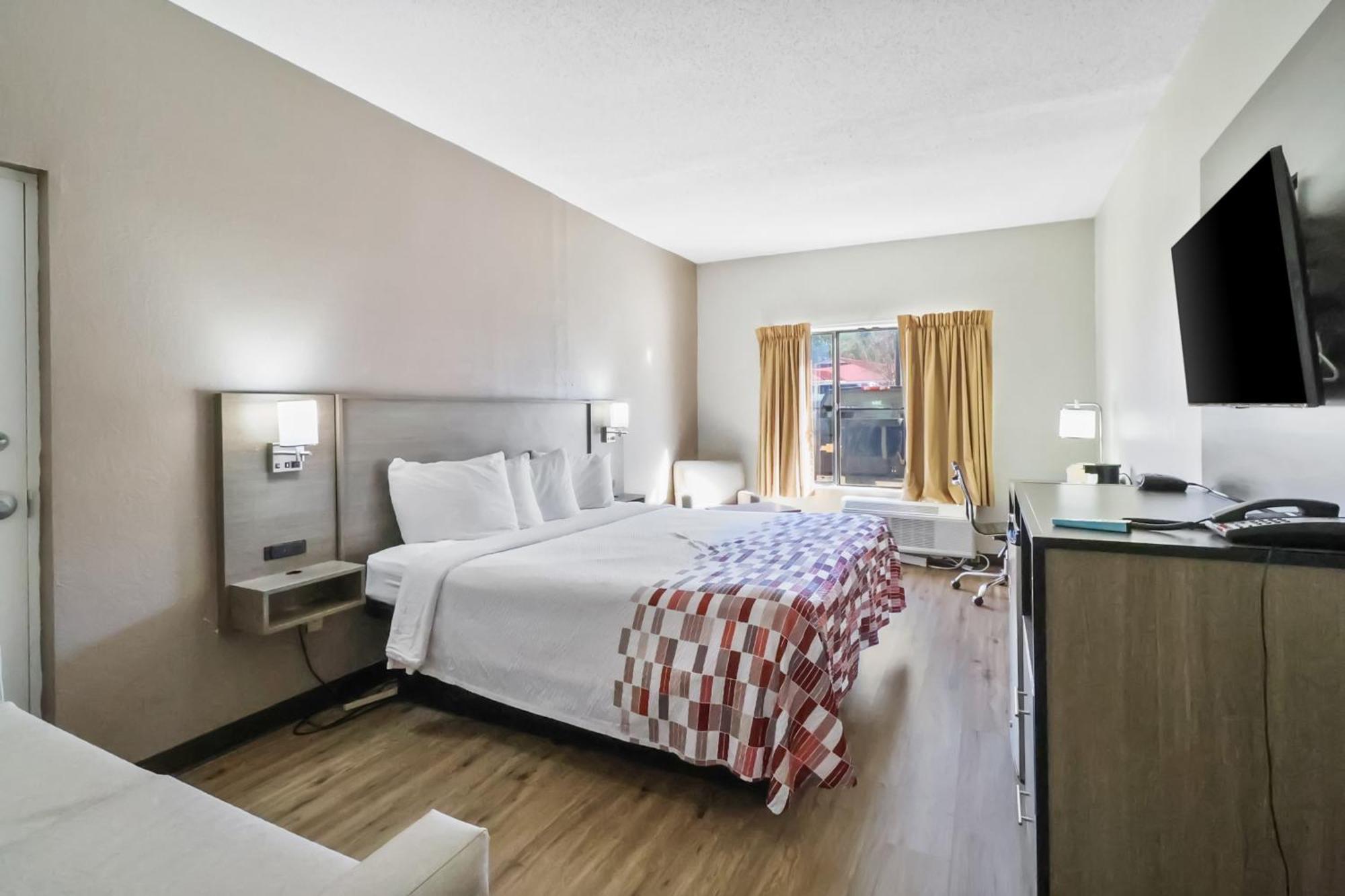 Red Roof Inn & Suites Fayetteville-Fort Bragg Dış mekan fotoğraf
