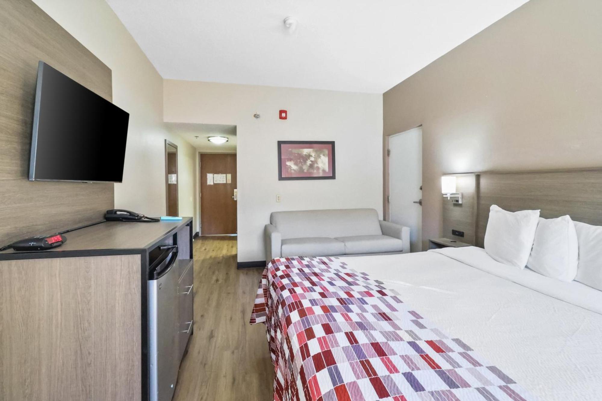 Red Roof Inn & Suites Fayetteville-Fort Bragg Dış mekan fotoğraf