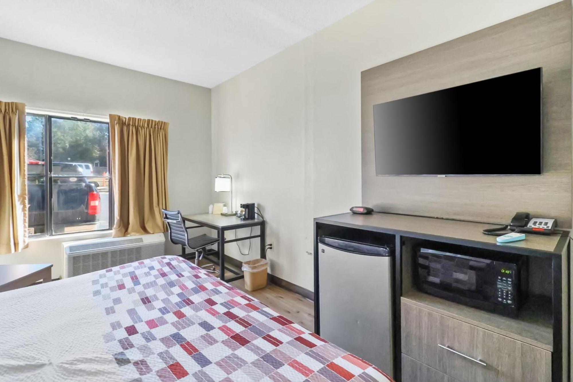 Red Roof Inn & Suites Fayetteville-Fort Bragg Dış mekan fotoğraf