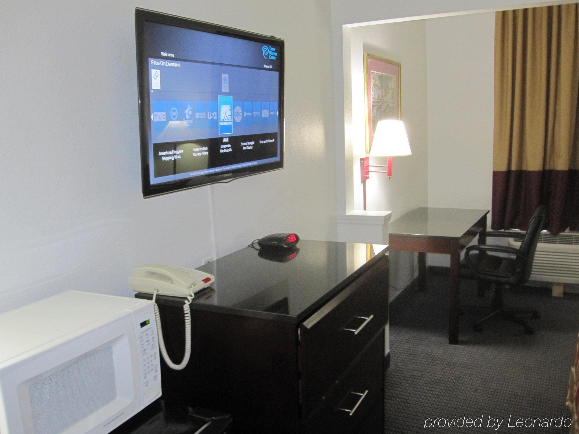 Red Roof Inn & Suites Fayetteville-Fort Bragg Dış mekan fotoğraf
