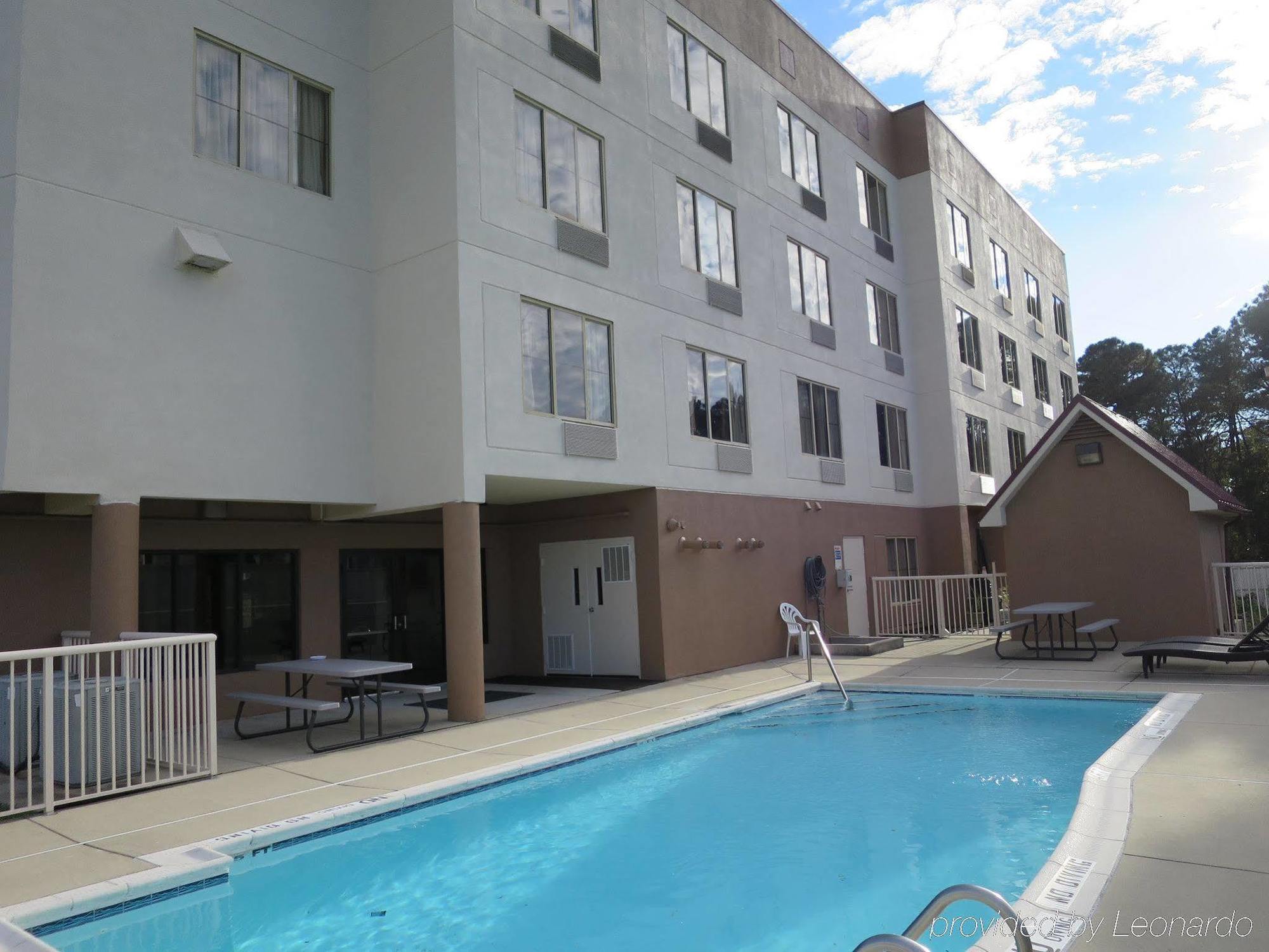 Red Roof Inn & Suites Fayetteville-Fort Bragg Dış mekan fotoğraf